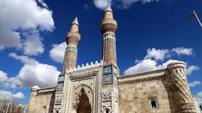 ´MAVİ MEDRESE´DE SON RÖTÜŞLER