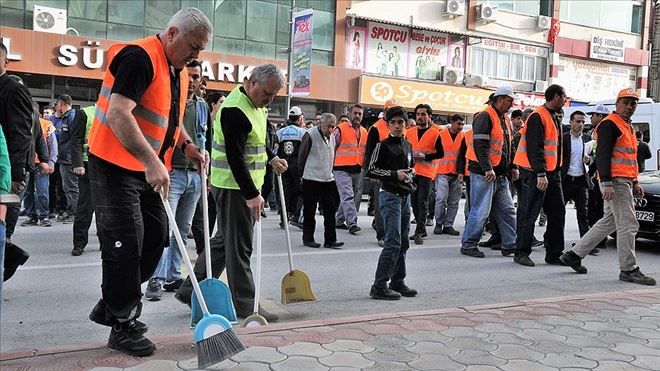 İŞÇİLER İŞ BIRAKINCA SOKAKLARI BELEDİYE BAŞKANI VE PERSONEL TEMİZLEDİ