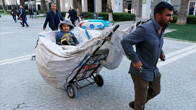 ÇOCUKLUĞU KAĞIT TOPLAMA ARACINDA GEÇİYOR