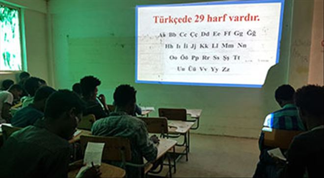 ETİYOPYALI ÖĞRENCİLER TÜRKÇE SINIFLARINA SIĞMIYOR
