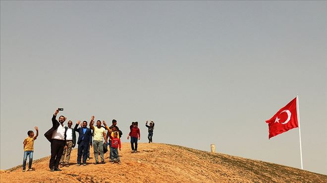 SURİYE SINIRINA 6 METRELİK TÜRK BAYRAĞI ÇEKİLDİ