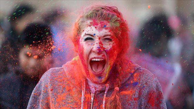 ABD´DE ´HOLİ´ İLE RENKLENDİ
