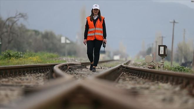 TREN RAYLARINA ´KADIN ELİ´YLE YÖN VERİYOR