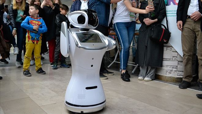 ROBOT ´SANBOT´ ERİK DALI OYNADI