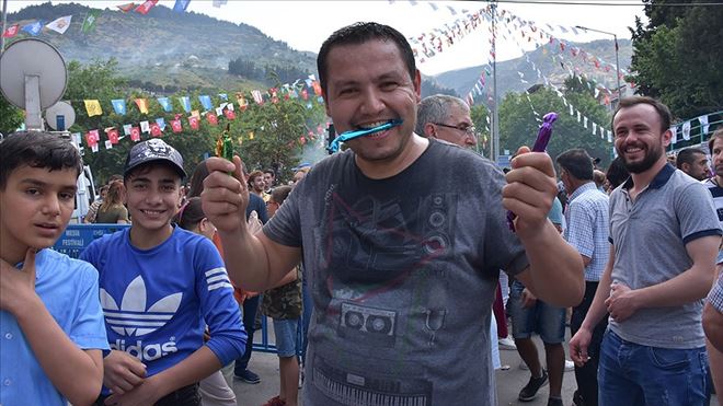 MANİSA´DA MESİR SAÇILDI