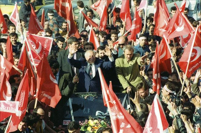 ERBAKAN´IN GENÇLERE YAPTIĞI KONUŞMA: DAVAYA HİZMET DİYE, KATİL OLUNAMAZ!