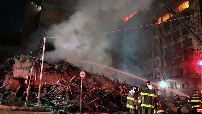 BREZİLYA´DA ÇIKAN YANGINDA 26 KATLI BİNA ÇÖKTÜ