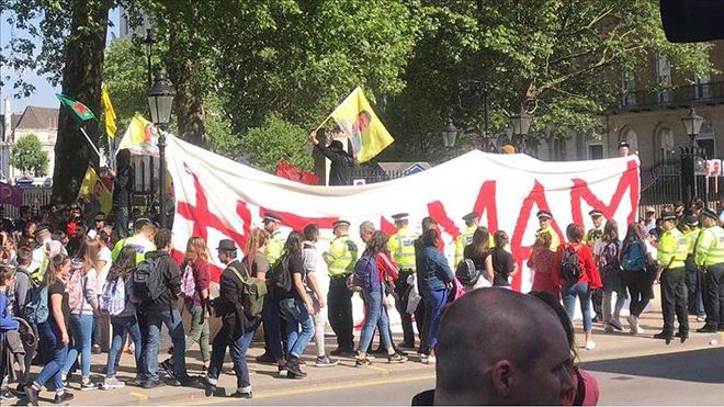 PKK YANDAŞLARI LONDRA´DA ´TAMAM´ PANKARTI AÇTI