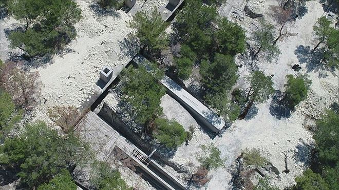 AFRİN´DE HAVA SALDIRILARINA KARŞI KORUMALI TERÖRİST KAMPI BULUNDU