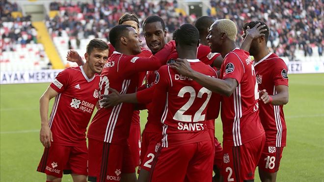 SİVASSPOR´UN YÜZÜ EVİNDE GÜLDÜ
