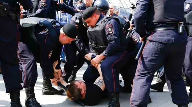 RUSYA´DA HÜKÜMET KARŞITI GÖSTERİLER DÜZENLENDİ