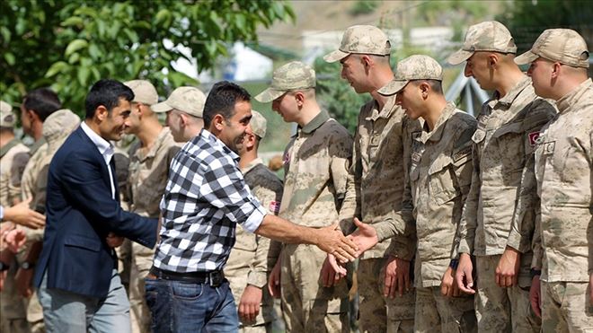 HAKKARİLİLER MEHMETÇİK´İN BAYRAMINI KUTLADI