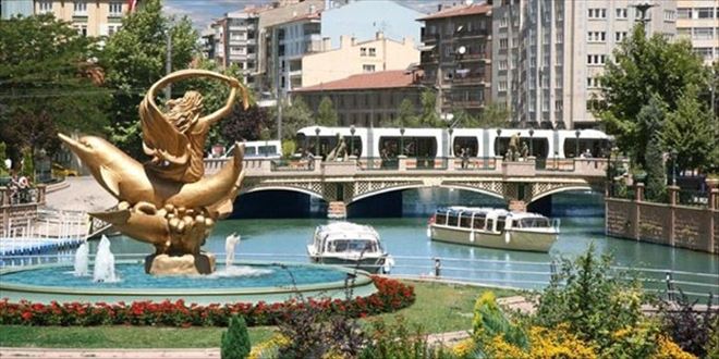 AK PARTİ VE CHP´NİN KIYASIYA REKABET ETTİĞİ ESKİŞEHİR´DE SEÇMEN NE İSTİYOR?