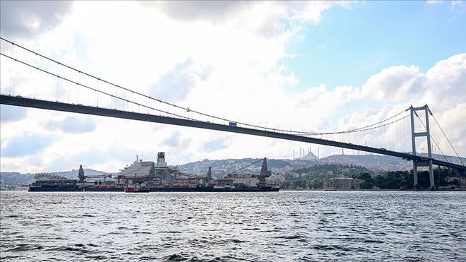 DÜNYANIN EN BÜYÜK İNŞAAT GEMİSİ 3. KEZ İSTANBUL BOĞAZI´NDAN GEÇİYOR