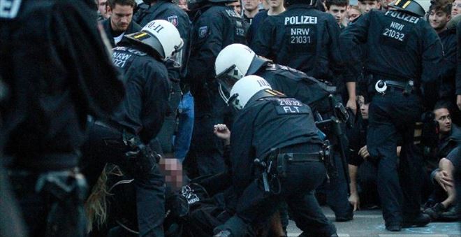 ALMANYA´DA YENİ POLİS YASASINI PROTESTO EDENLERE POLİS ŞİDDETİ