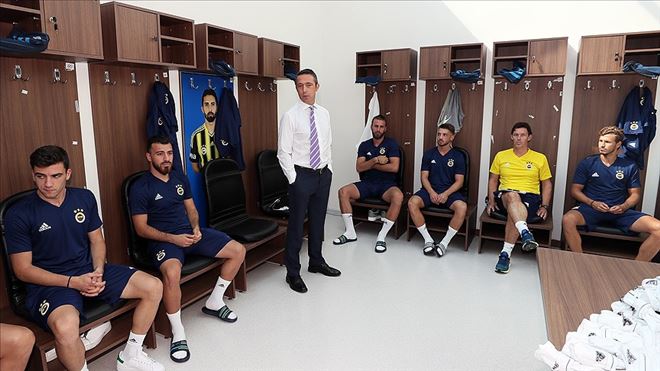 FENERBAHÇE YÖNETİMİNDEN FUTBOL TAKIMINA ZİYARET