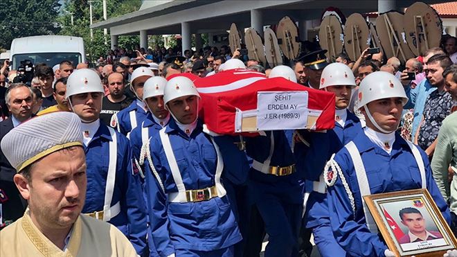 ŞEHİT JANDARMA ER AY SON YOLCULUĞUNA UĞURLANDI
