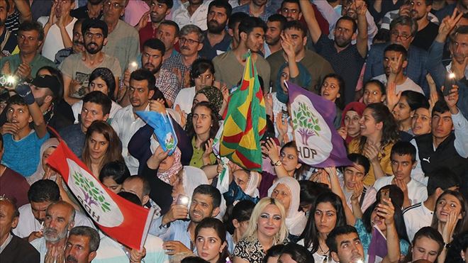 HDP MİTİNGİNDE TERÖR ÖRGÜTÜ PROPAGANDASI
