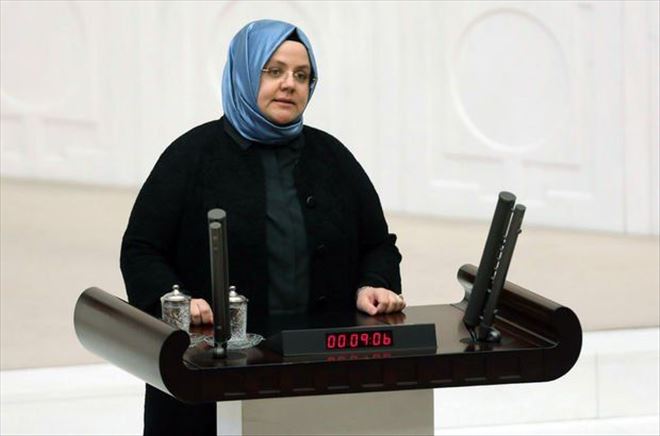 GÖZLER YENİ BAKAN ZEHRA ZÜMRÜT SELÇUK´UN ÜZERİNDE