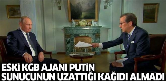 Putin Fox News´ta kendisine uzatılan kağıdı almadı