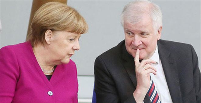 ALMAN HÜKÜMETİNDE BÜYÜK ÇATLAK: İÇİŞLERİ BAKANI SEEHOFER İSTİFA ETTİ