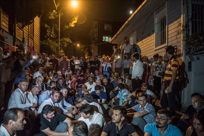 İYİ PARTİ´DE MERAL AKŞENER KONGRE KARARI ALMIŞTI... EVİNİN ÖNÜNDE GECE NÖBETİ