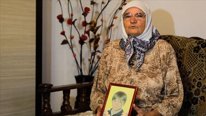 SREBRENİTSALI ANNE OĞLUNUN ALTI KEMİĞİNİ DEFNEDECEK