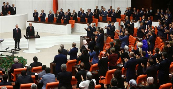 ERDOĞAN YEMİN ETTİ, İYİ PARTİ VE CHP´Lİ VEKİLLER AYAĞA KALKMADI