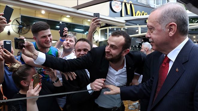 CUMHURBAŞKANI ERDOĞAN´DAN RİZE´DE KAFE ZİYARETİ