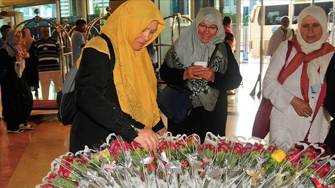 HACI ADAYLARI ÇİÇEKLERLE KARŞILANIYOR