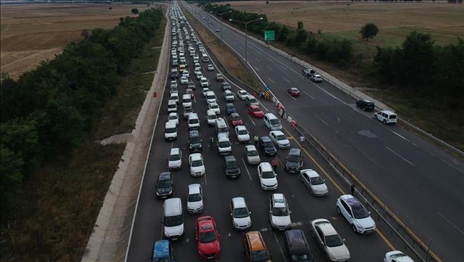 Tatilciler Anadolu Otoyolu´nda 30 kilometrelik araç kuyruğu oluşturdu