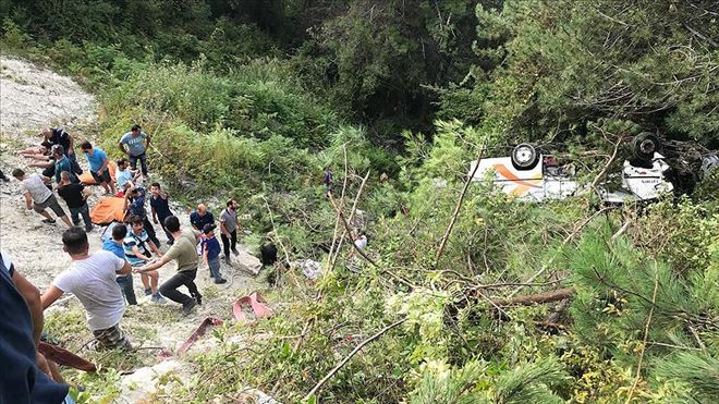 Bartın´da yolcu minibüsü şarampole devrildi: 3 ölü, 19 yaralı