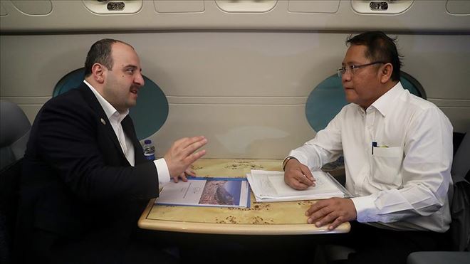 Bakan Varank´tan Endonezyalı mevkidaşına jest