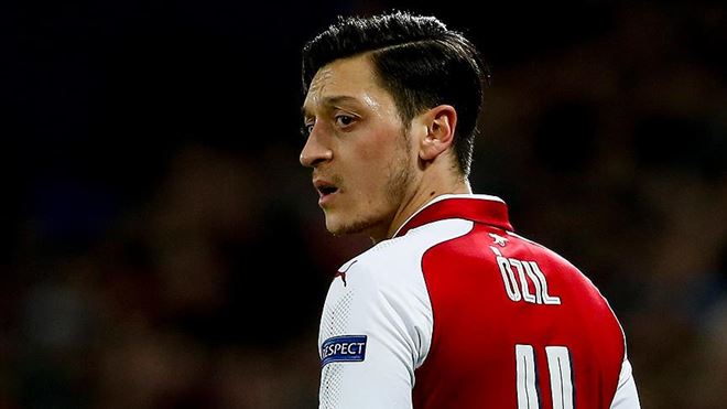 ALMAN POLİTİKACIDAN MESUT ÖZİL´E DESTEK