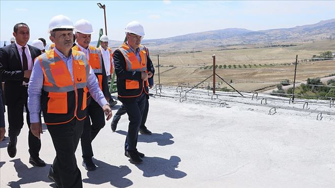 BAKAN TURHAN YHT HATTINDA İNCELEMELERDE BULUNDU