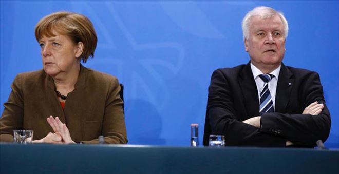 MERKEL İLE SEEHOFER ARASINDAKİ SİYASİ KAVGADA SON DÖNEMEÇ