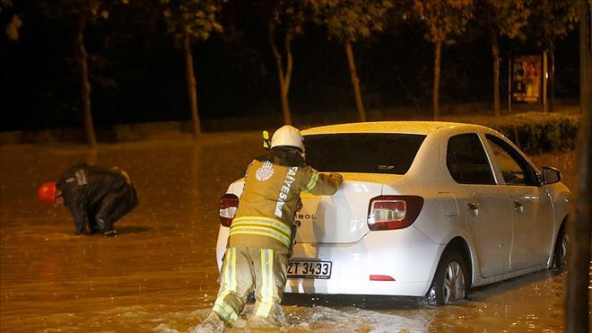 İSTANBUL´DA YAĞIŞ NEDENİYLE ARAÇLAR MAHSUR KALDI