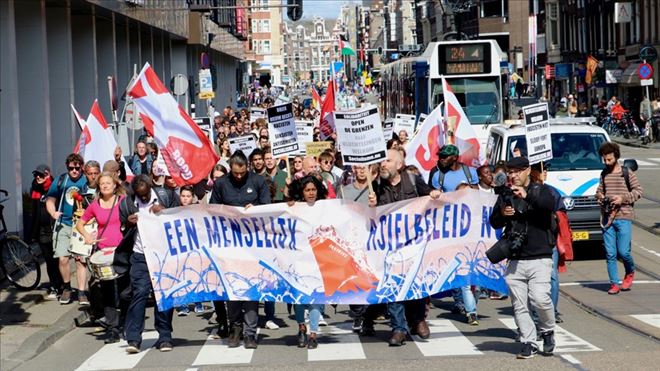 HOLLANDA´DA AB´NİN GÖÇ POLİTİKALARI PROTESTO EDİLDİ