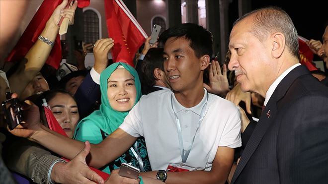 CUMHURBAŞKANI ERDOĞAN´A KIRGİZİSTAN´DA YOĞUN SEVGİ GÖSTERİSİ