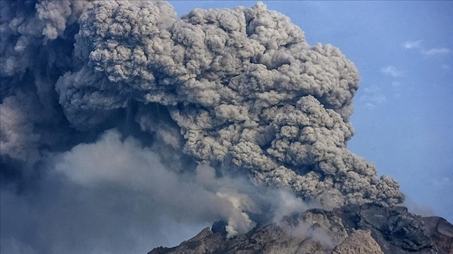 ENDONEYA´DAKİ ANAK KRAKATAU YANARDAĞI CUMA GÜNÜNDEN BU YANA 44 KEZ PATLADI