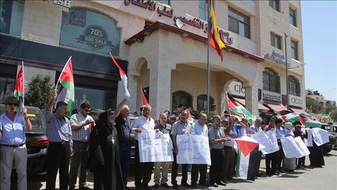 FİLİSTİNLİLERDEN ABD´NİN UNRWA KARARINI PROTESTO