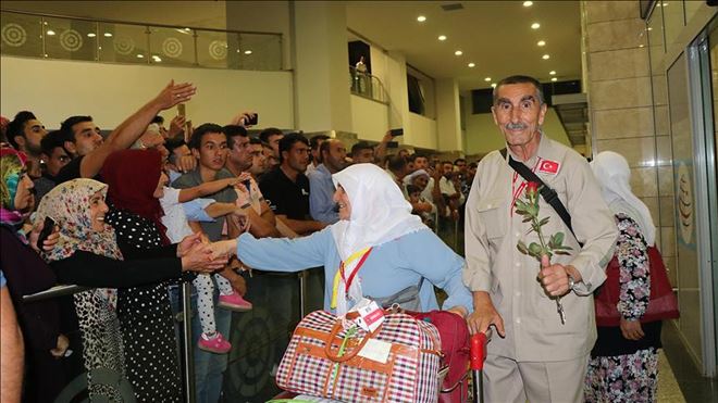 DİYARBAKIR´DA İLK HAC KAFİLESİ GÜLLERLE KARŞILANDI