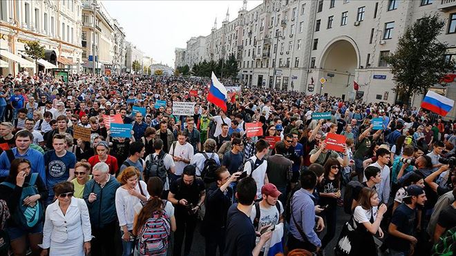 RUSYA´DA BİNLERCE KİŞİ EMEKLİLİK REFORMUNU PROTESTO ETTİ