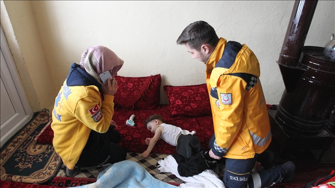 Hakkari´de çığları aşıp hasta bebeğe ulaştılar