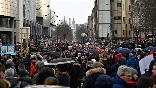 Paris´te ´kırmızı fularlılar´dan sarı yeleklilere karşı gösteri