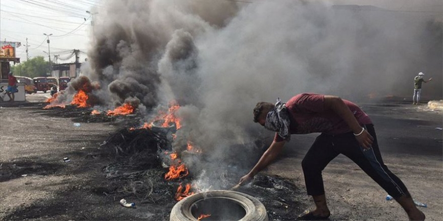 IRAK’TAKİ PROTESTOLAR ABD İLE İRAN ARASINDA SIKIŞMIŞ HÜKÜMETİ SARSIYOR! 