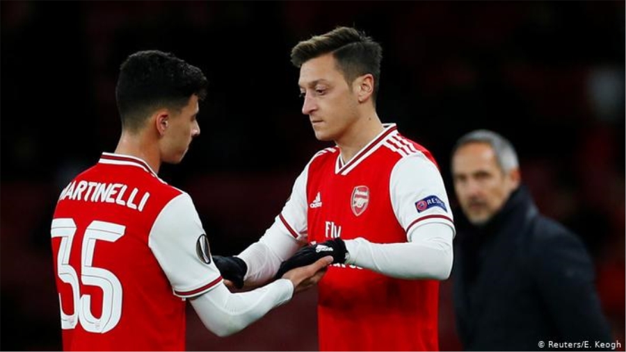 Özil ile Arsenal arasında 