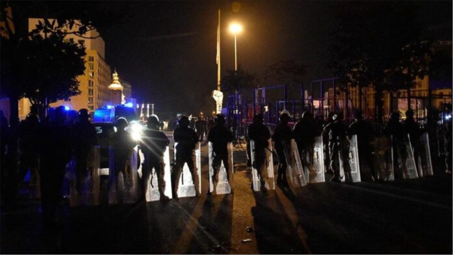 Polis, meclise yürümeye çalışan göstericilere müdahale etti..