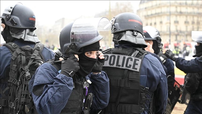 Paris´teki gösteride polisi döven boksöre hapis cezası