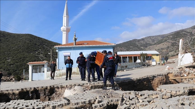 İzmir´de toprak kayması sonucu 10 ev tahliye edildi